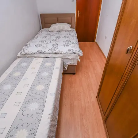 Apartment Vinka *